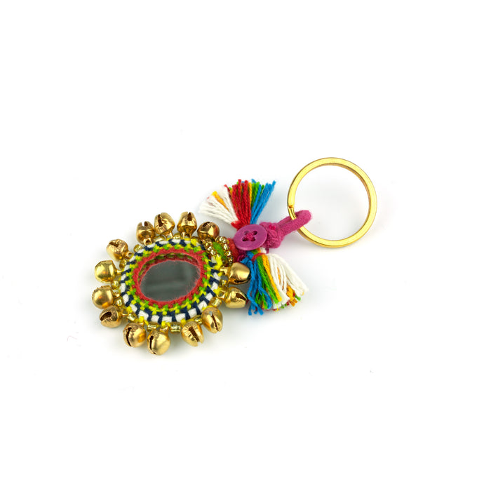 Nyckelring tillverkad av multifärgat garn, pärlor, speglar och bjällror. Med ring för fastsättning.  Längd exkl. ring: 8,5 cm.