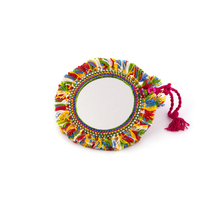 Tvåsidig spegel dekorerad med garn och pärlor. Med snöre för upphängning.  Färg: multifärgad  Storlek:10 cm i diameter.
