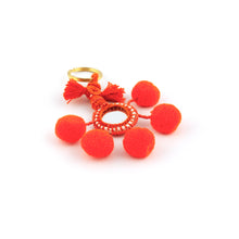 Ladda upp bild till galleriet Nyckelring i orange tillverkad av pompoms, garn, pärlor och spegel.  Med ring för fastsättning.  Längd exkl. ring: 10,5 cm.
