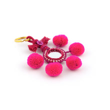 Ladda upp bild till galleriet Nyckelring i rosa tillverkad av pompoms, garn, pärlor och spegel.  Med ring för fastsättning.  Längd exkl. ring: 10,5 cm.
