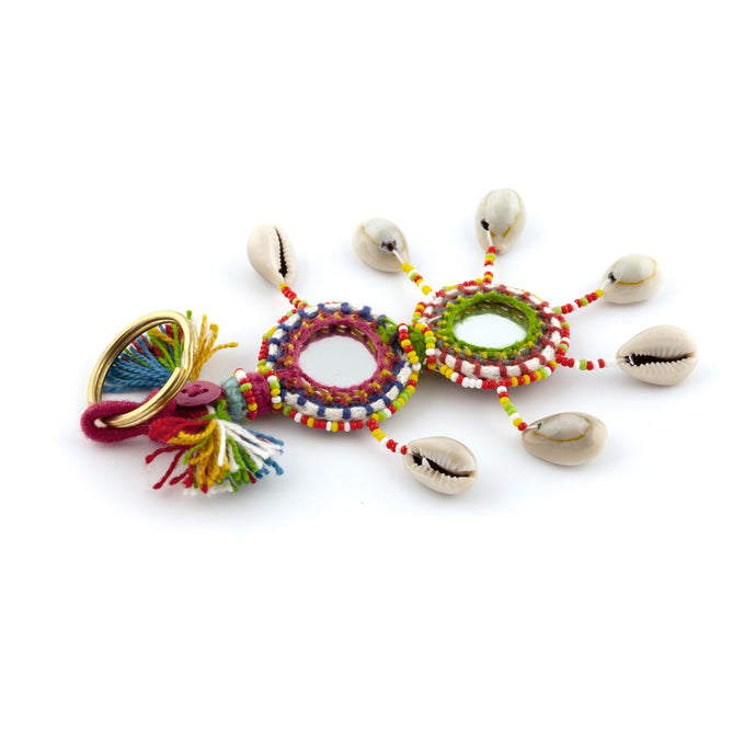 Nyckelring tillverkad av multifärgat garn, pärlor, snäckor och speglar. Med ring för fastsättning.  Längd exkl. ring: 14 cm.