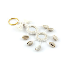 Ladda upp bild till galleriet Nyckelring i vitt tillverkad av garn, pärlor, snäckor och speglar. Med ring för fastsättning.  Längd exkl. ring: 14 cm.
