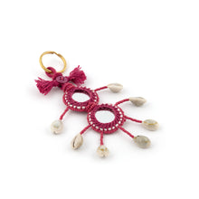 Ladda upp bild till galleriet Nyckelring i rött tillverkad av garn, pärlor, snäckor och speglar. Med ring för fastsättning.  Längd exkl. ring: 14 cm.
