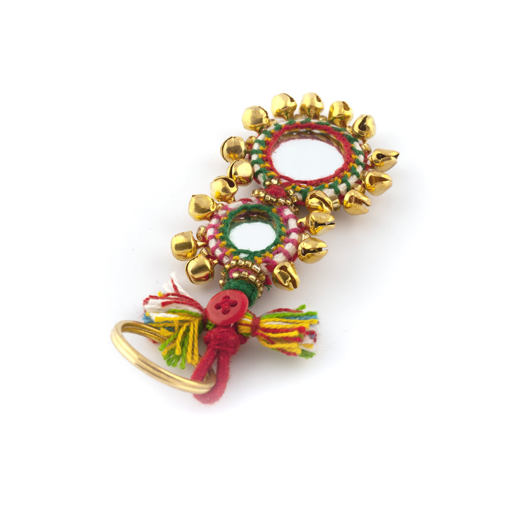 Nyckelring tillverkad av multifärgat garn, pärlor, speglar och bjällror. Med ring för fastsättning.  Längd exkl. ring: 11 cm.