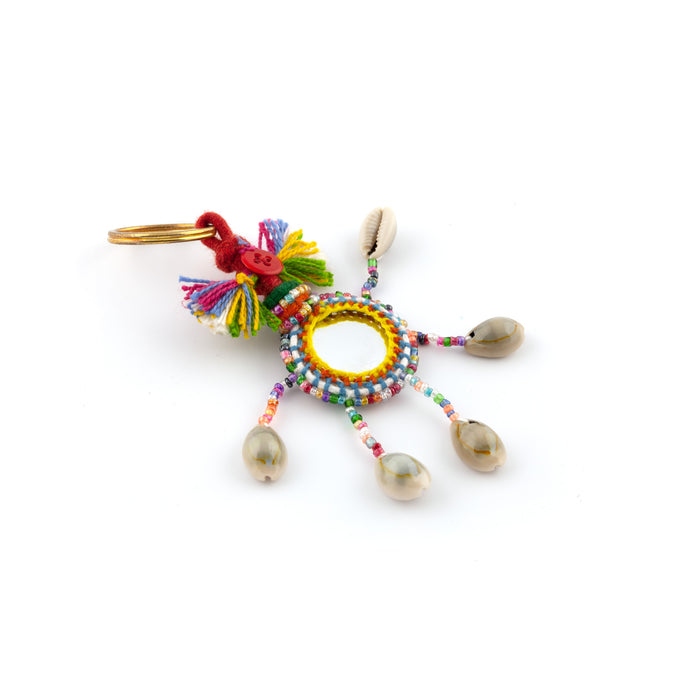 Nyckelring tillverkad av multifärgat garn, pärlor, speglar och snäckor.  Med ring för fastsättning.  Längd exkl. ring: 13,5 cm.