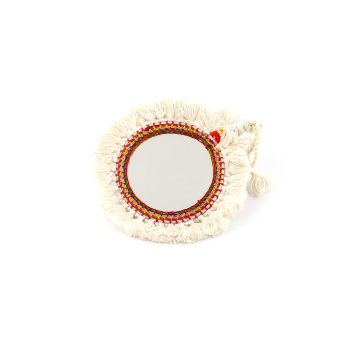 Tvåsidig spegel dekorerad med garn och pärlor. Med snöre för upphängning.  Färg: vit  Storlek:10 cm i diameter.