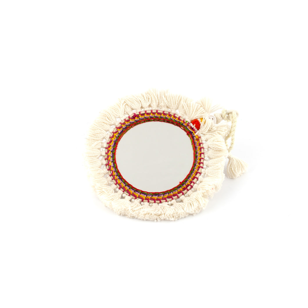 Tvåsidig spegel dekorerad med garn och pärlor. Med snöre för upphängning.  Färg: vit  Storlek:10 cm i diameter.