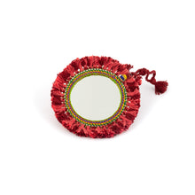 Ladda upp bild till galleriet Tvåsidig spegel dekorerad med garn och pärlor. Med snöre för upphängning.  Färg: röd  Storlek:10 cm i diameter.
