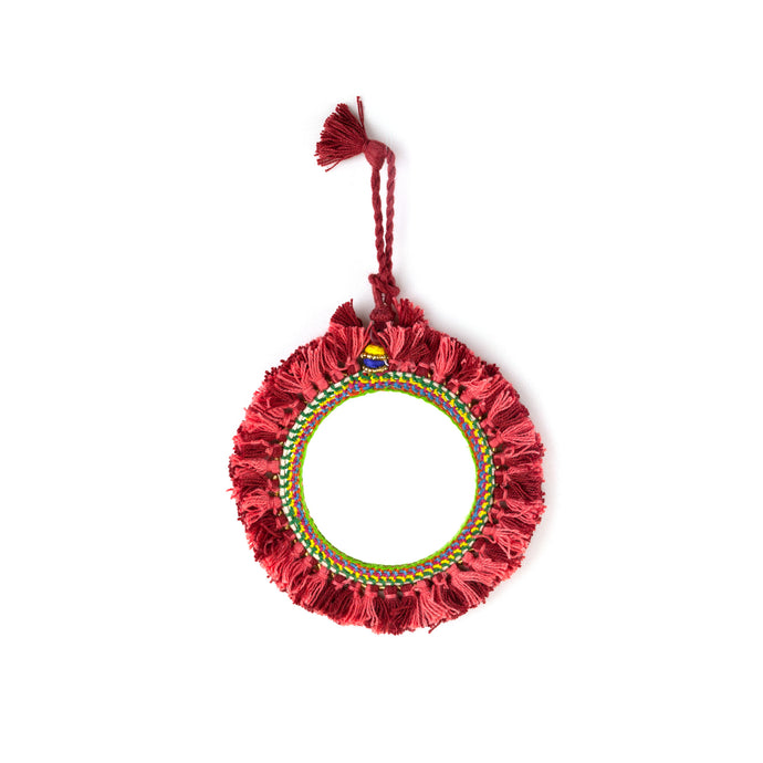 Tvåsidig spegel dekorerad med garn och pärlor. Med snöre för upphängning.  Färg: röd  Storlek:10 cm i diameter.