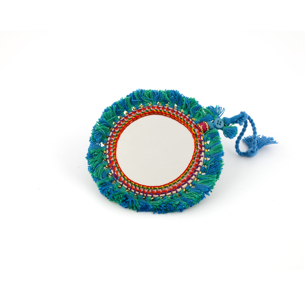 Tvåsidig spegel dekorerad med garn och pärlor. Med snöre för upphängning.  Färg: grön/blå  Storlek:10 cm i diameter.