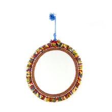Ladda upp bild till galleriet Tvåsidig spegel dekorerad med garn och pärlor. Med snöre för upphängning.  Färg: multifärgad  Storlek: 20 cm i diameter.
