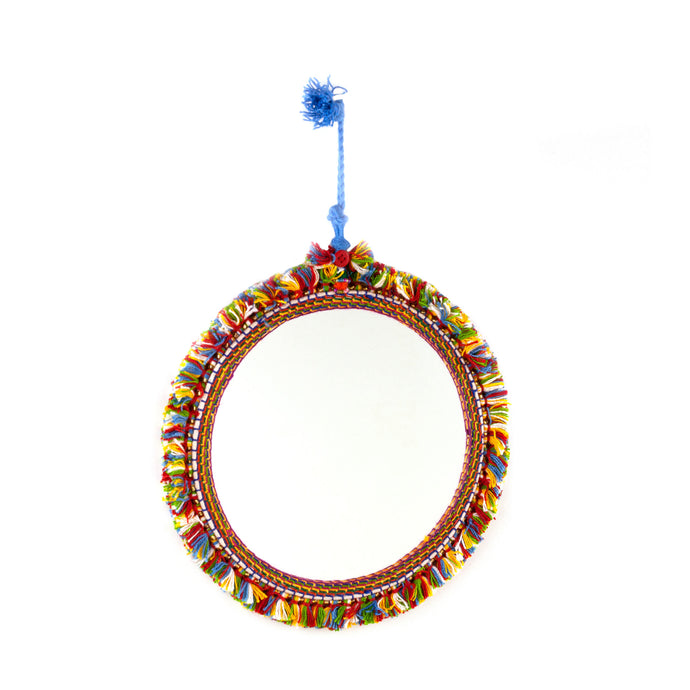 Tvåsidig spegel dekorerad med garn och pärlor. Med snöre för upphängning.  Färg: multifärgad  Storlek: 20 cm i diameter.
