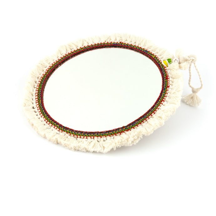 Tvåsidig spegel dekorerad med garn och pärlor. Med snöre för upphängning.  Färg: vit  Storlek:20 cm i diameter.