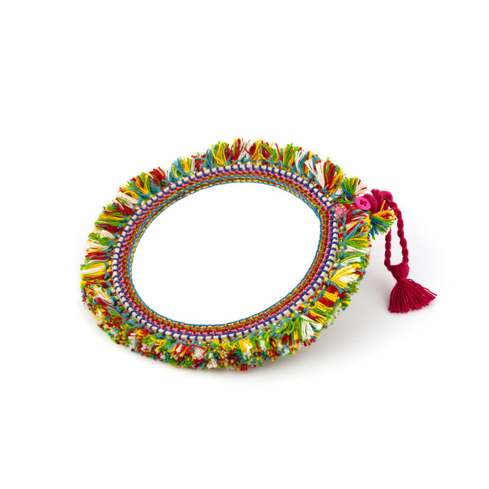 Tvåsidig spegel dekorerad med garn och pärlor. Med snöre för upphängning.  Färg: multifärgad  Storlek: 15 cm i diameter.