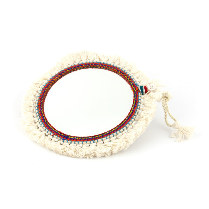 Tvåsidig spegel dekorerad med garn och pärlor. Med snöre för upphängning.  Färg: vit  Storlek:15 cm i diameter.