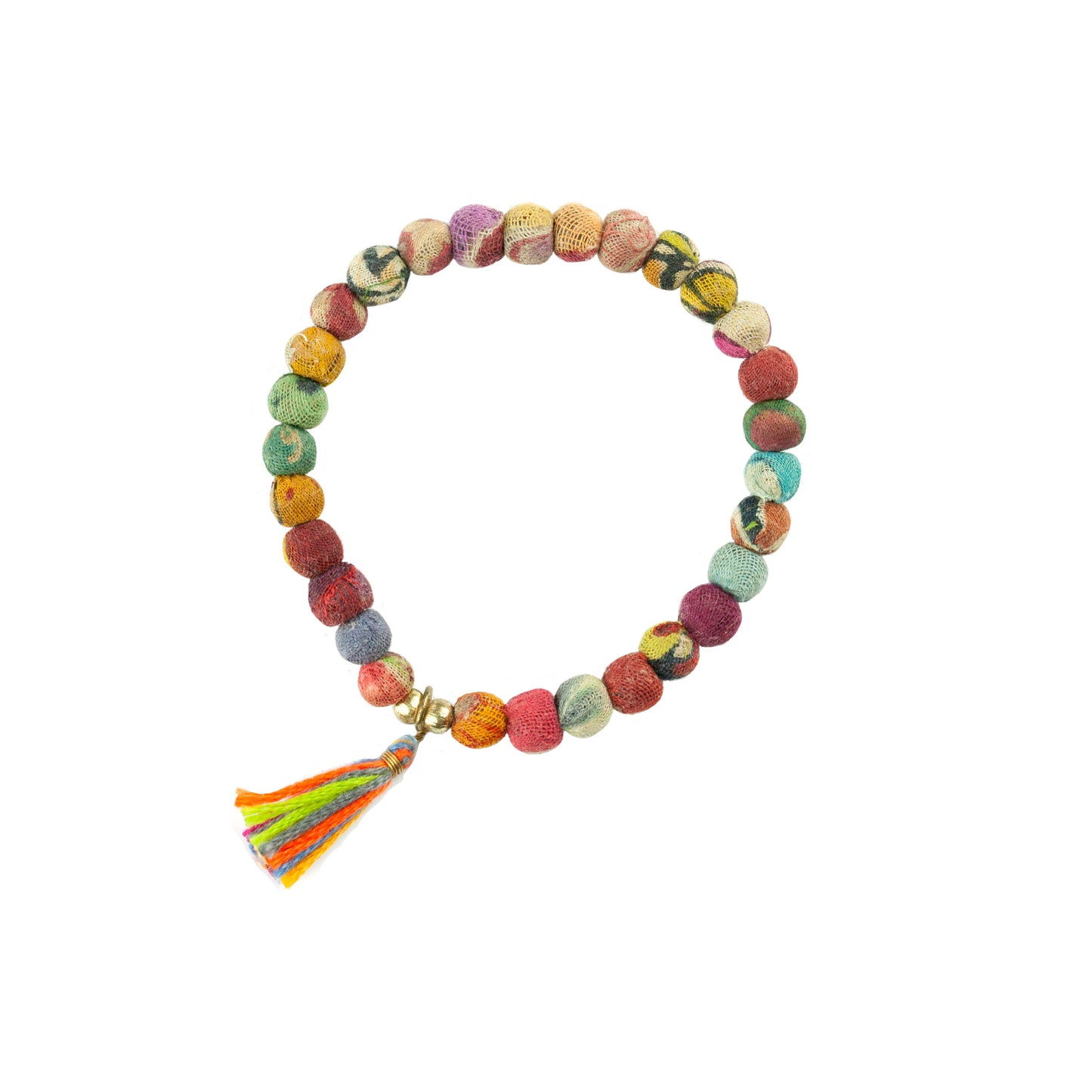 Armband tillverkat av tygkulor av återvunnet material. Armbandet är trätt på gummiband för att passa alla, och dekorerat med en tofs i olika färger. Armbanden tillverkas av indiska kvinnor i deras hemmiljö för att förbättra deras levnadsvillkor.