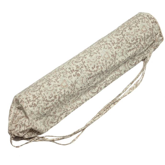 Väska för förvaring av yogamatta tillverkad i handtryckt bomullstyg i beige och vitt.  Storlek 15x65 cm.