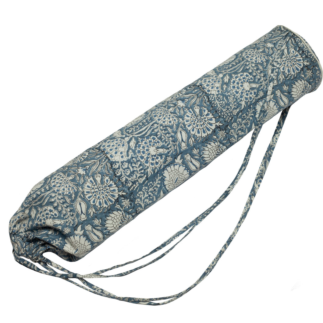 Väska för förvaring av yogamatta tillverkad i handtryckt bomullstyg i blått och vitt.  Storlek 15x65 cm.