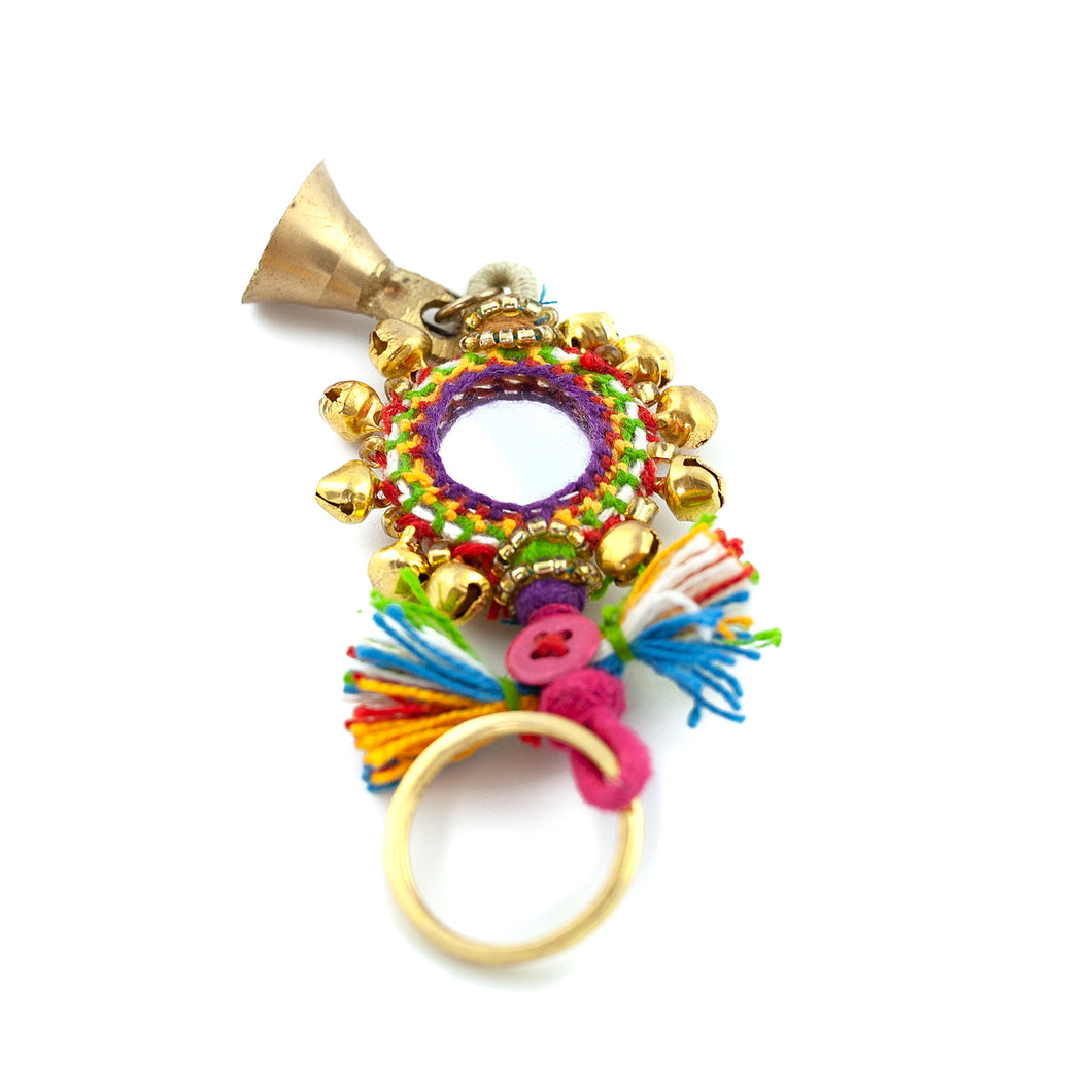 Nyckelring tillverkad av multifärgat garn, pärlor, speglar och bjällror. Med ring för fastsättning.  Längd exkl. ring: 13,5 cm.
